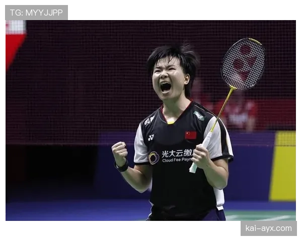 如果把何冰娇当明星看——赛场像军训，机场像走秀，随身那几包谁顶得住