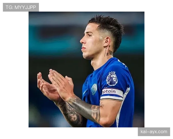 恩佐·费尔南德斯训练完直接钻进队友车里啃三明治，这哪像周薪20万镑的人？