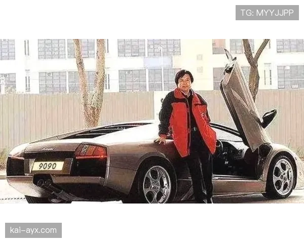 韦少真敢花，上一秒开豪车下一秒路边买方便面我服了